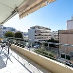 Spacious 2-Br Apartment Walk To Beach & City Center
