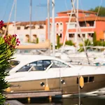 House With Mooring - Centerclose To Beach