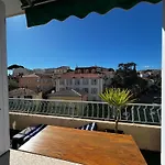 T2 Proche Centre Et Palais Avec Terrasse !