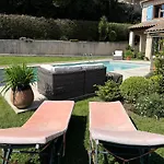 Un Appartement 2 Pieces Dans Une Villa Avec Piscine Et Parking