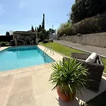 Un Appartement 2 Pieces Dans Une Villa Avec Piscine Et Parking