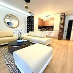 Stylish Flat 1Br With Terrace, Park & Pool