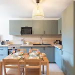 #41 Flat For 6, 3 Bdrs Parking Wifi 5Mins Walk Tram T1