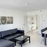 Central 2 Bed Apartment In Antibes Walk To Beach & Old Town!