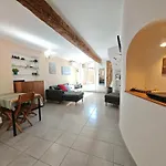 La Maison Aux Volets Bleus