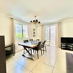 Appartement De Deux Chambres A Coucher Pres De La Croisette A Cannes