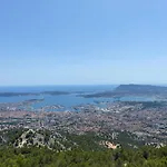 F4 Ideal Pro Ou Vacances Famille, 80 M2 Rdc Avec Jardin&Terrasse Prives, Parking Gratuit, Calme, Wifi Free Pop, Clim Reversible, Balancelle, Transats, Bbq, Dans Petit Batiment, 15 Min De La Mer Et Base Navale, 10 Min De La Gare Sncf Et Routiere