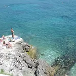 Les Pieds Dans L'Eau