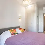 Philibert - Traditional Apart With Historical Fresco