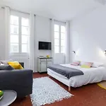 Droite - Bright Studio In The Old Town