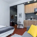 Droite - Bright Studio In The Old Town