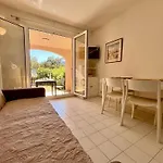 Appartement Avec Terrasse Et Piscine, 2 Pieces, 4 Couchages, A Cavalaire-Sur-Mer - Fr-1-226B-206