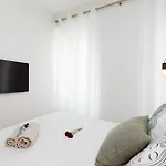 Modern 2 Bedroom Overlooking Cannes Old Port