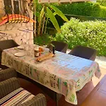 New Renovated Spacious 2 Bedroom Apt Ac 300M From Beach