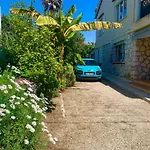 New Renovated Spacious 2 Bedroom Apt Ac 300M From Beach