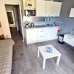 T2 Renove Avec Piscine, Parking Prive Et A 200M Des Plages - Fr-1-316-274