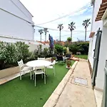 2 Pieces En Rez-De-Villa Avec Beau Jardin Pres Plage