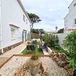 2 Pieces En Rez-De-Villa Avec Beau Jardin Pres Plage