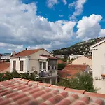 Au Pied Du Mont Faron