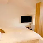 Studio Situated Right On The Rue Antibes Cannes Main Shopping Street Easy Walk To Beaches And Palais 1585