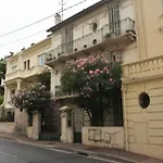 Lovely Light 2 Bedroomed Apartment In Cannes Is An Easy To The Palais And The Beaches Of Cannes 1895