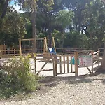 Camping Les Tours Du Pinet Domaine Cezanne