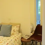 Fashionable House Flat With Garden