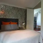 Fashionable House Flat With Garden