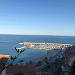 Menton nella vecchia città con vista mare