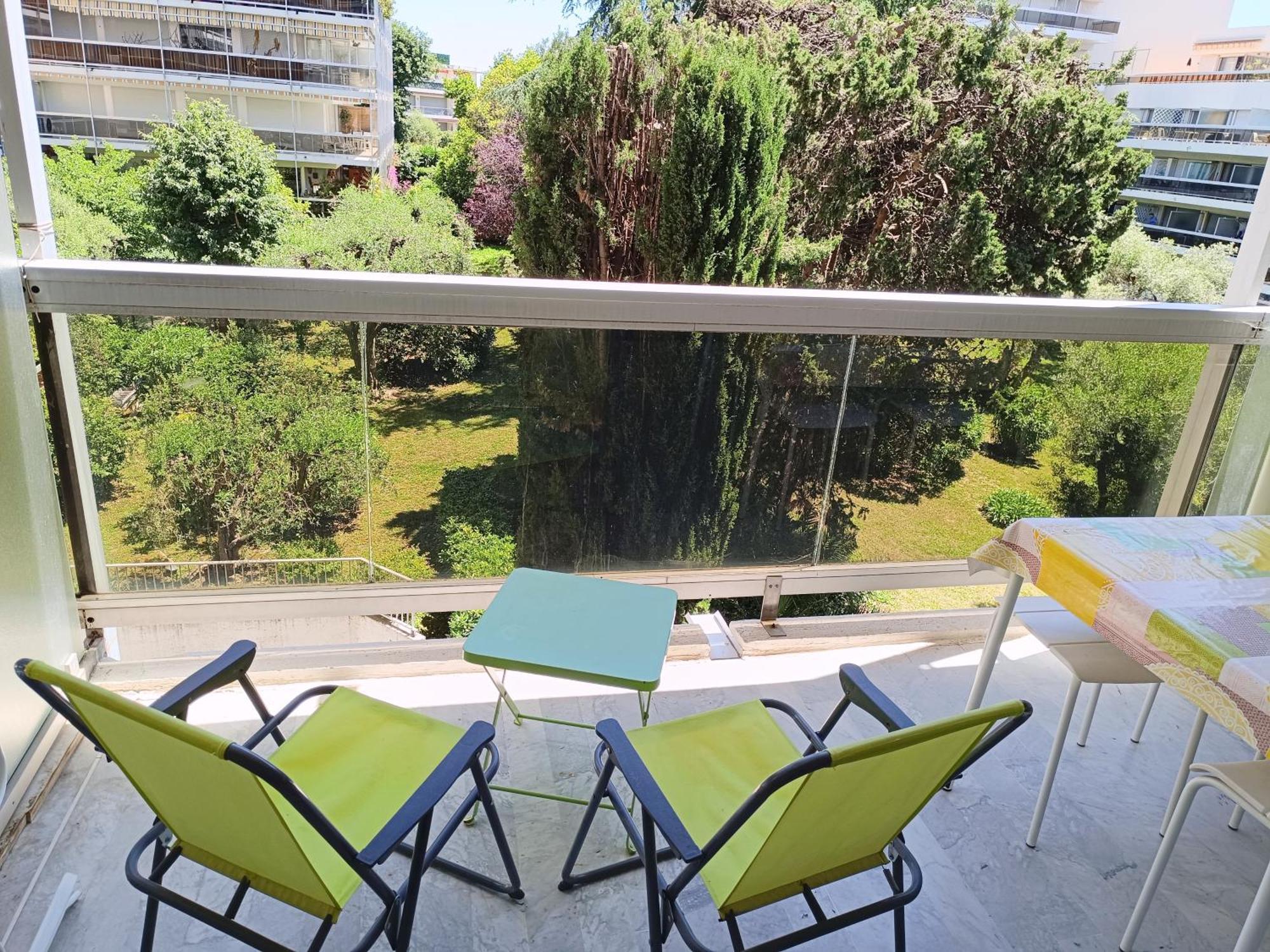 Apartment Climatise A Les Pins Dans Avec Piscine