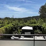 Spacious House For 8 With Swimming Pool